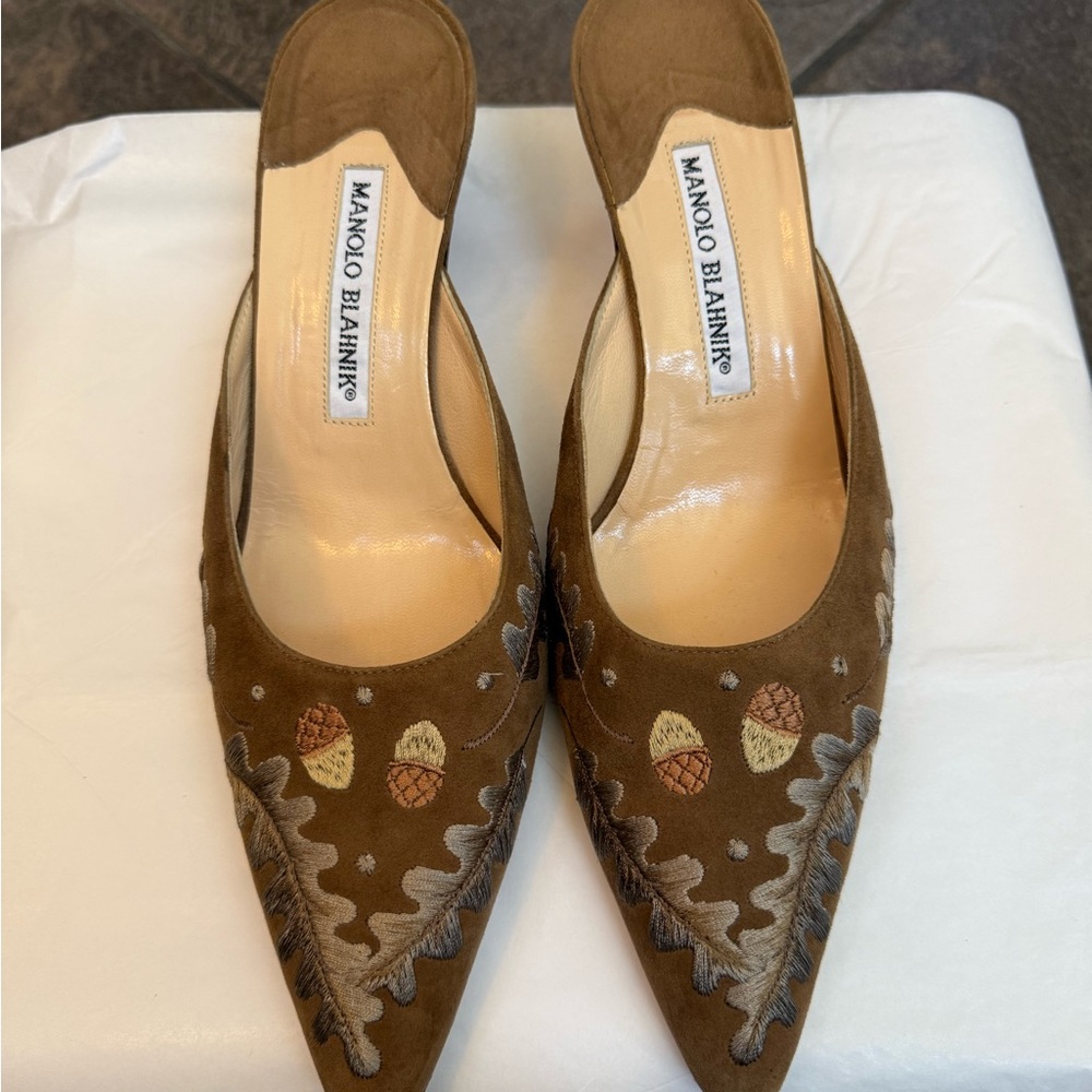 Manolo Blahnik Brown Suede Embroidered Pointed Toe Kitten Heel Mules 38.5 VTG - Picture 5 of 10